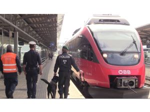 Polizisten und mit ÖBB Sicherheitsarbeiter am Hauptbahnhof